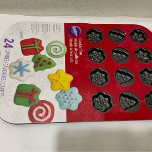Wilton: 24  COOKIE PAN #2105 NON STICK Christmas Tree, Present, Snowflake A12